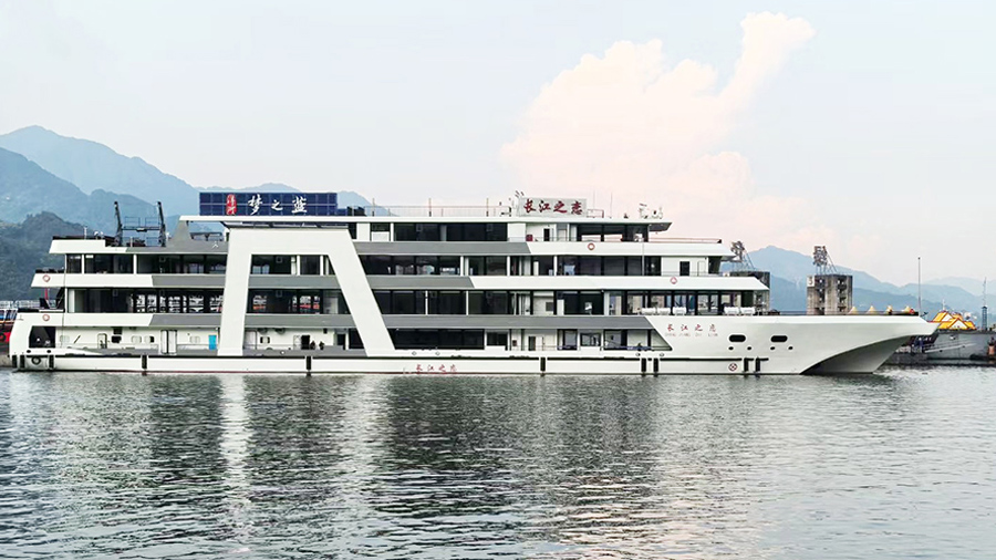 南京“长江之恋”滨江游轮